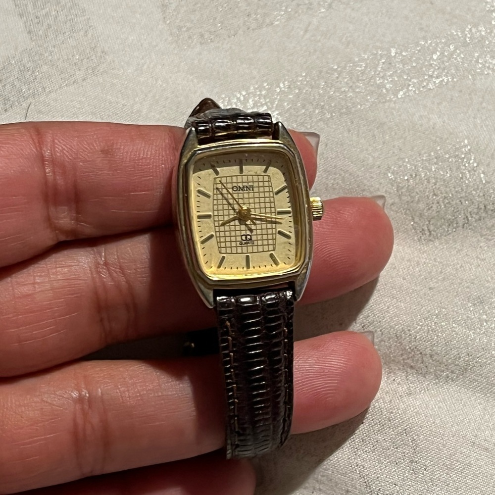VINTAGE WOMENS OMNI WATCH